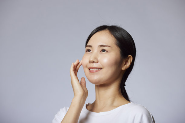 年轻的日本女人有美丽的皮肤图片下载