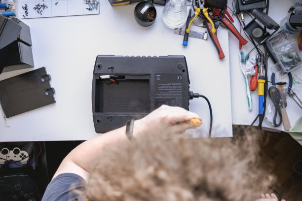 在一台老式塔式UPS上工作图片下载