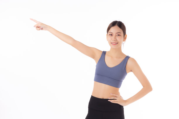 美丽的年轻亚洲女性的肖像在运动服微笑，并提出孤立的白色背景，运动和锻炼的健康和减肥，女性和苗条显示一些东西。图片下载