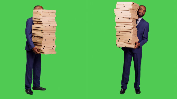 拿着一大堆披萨盒子的男企业家图片下载