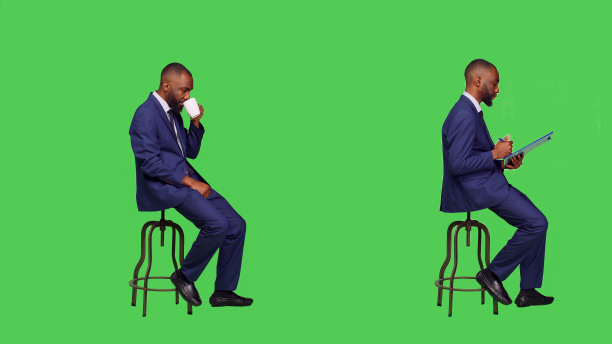 男员工一边喝咖啡一边做笔记图片下载