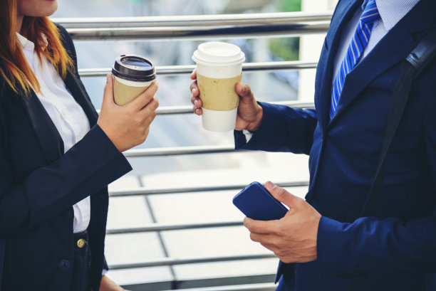 商人女商人在办公室外的镇上喝咖啡，现代城市。手拿着咖啡杯一起聊着开心的趣事。商务人士正装，一杯咖啡图片下载