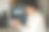 迷人的年轻女子用画笔画复活节彩蛋的紫色。春天的假期。图片下载