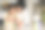 妈妈和女儿在厨房里画复活节彩蛋。春假心情。家庭图片下载