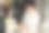 可爱的小女孩和她的妈妈准备画复活节彩蛋。妈妈和女儿互相看着对方图片下载