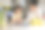 妈妈帮女儿画复活节兔子面具。可爱的小女孩坐在厨房的桌子旁图片下载