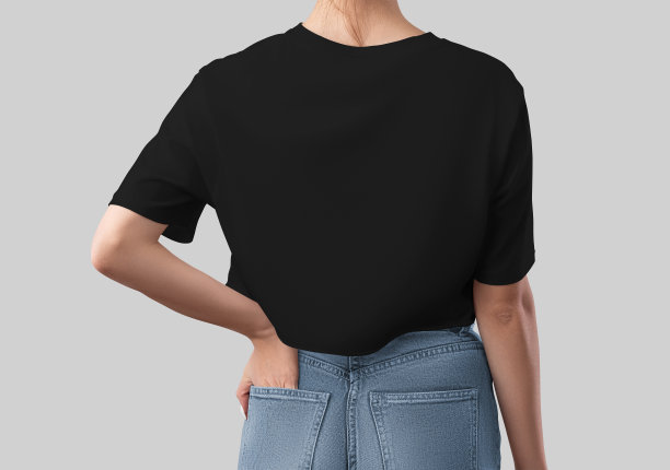 黑色露脐上衣的女孩与手在口袋，背面视图，时尚的女性帆布贝拉衬衫，为设计，品牌，广告。图片下载