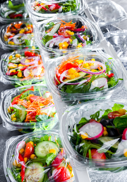 装有预先包装好的蔬菜沙拉的盒装商用冰箱图片下载