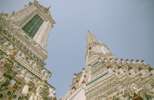 在Wat Arun的亚洲妇女图片下载
