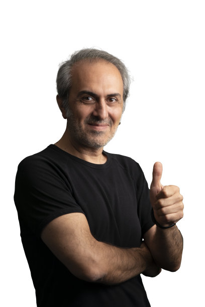 自信的男子在白色背景下竖起大拇指图片下载