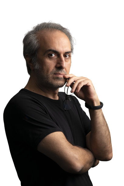 一个穿着黑色t恤的男人的肖像图片下载