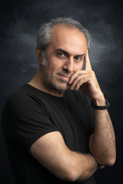 一个穿着黑色t恤的男人的肖像图片下载