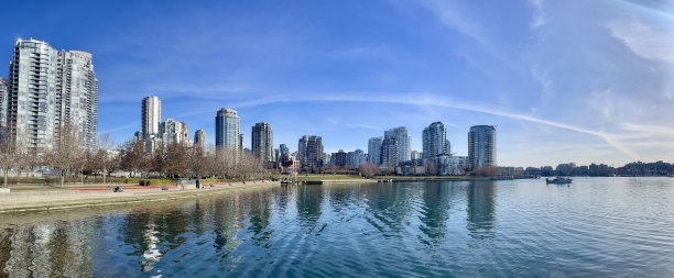 三月一个阳光明媚的日子，从假溪看温哥华市中心图片下载