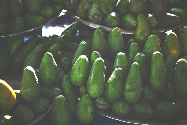 菜市场上成熟的蔬菜(鳄梨)图片下载