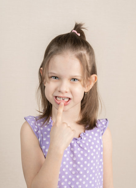 一个小女孩掉牙的肖像图片下载