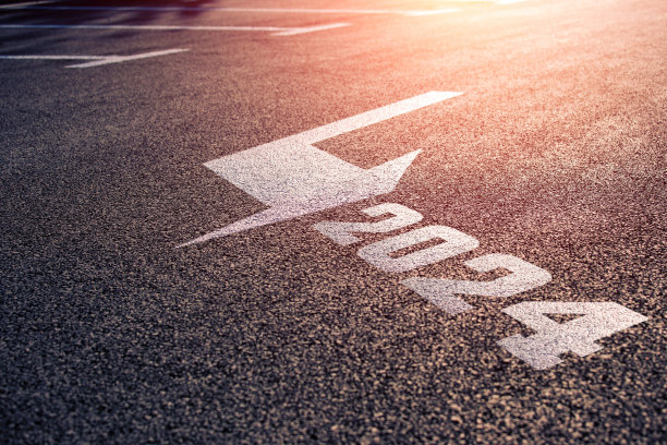 在柏油路上左转到即将到来的2024图片下载