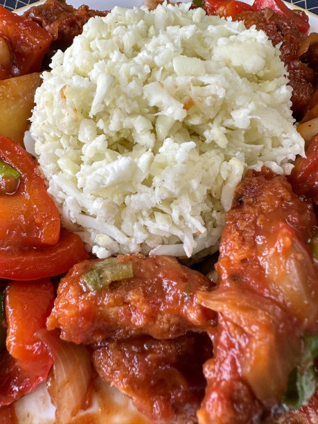 全画幅图片，蓝色边框的自制中餐，糖醋鸡配凤梨片配花椰菜米饭，抬高视图图片下载