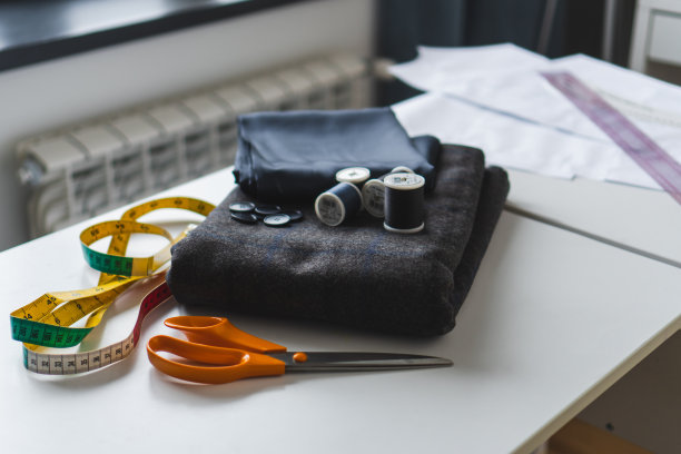 缝纫用品和裁缝工具。裁剪剪刀，卷尺，线，纽扣，布料图片下载