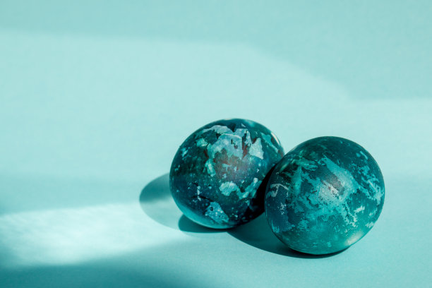 复活节彩蛋是蓝色的背景图片下载