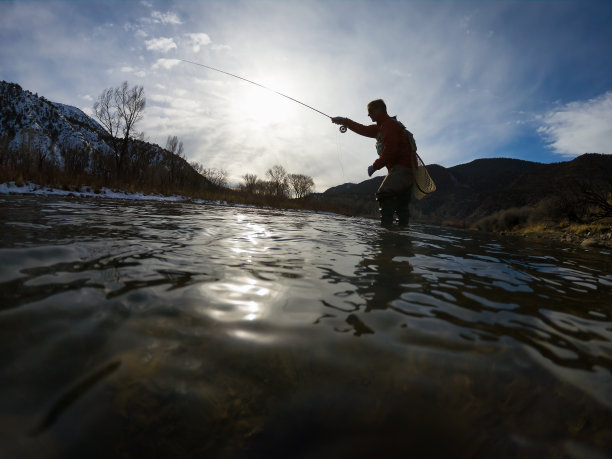 人沿河飞钓鱼低角度视图图片下载