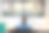 一名亚裔女员工拿着笔在公司办公室工作的幕后照片。桌子上放着电脑、文件、电话等设备。她穿着制服。图片下载