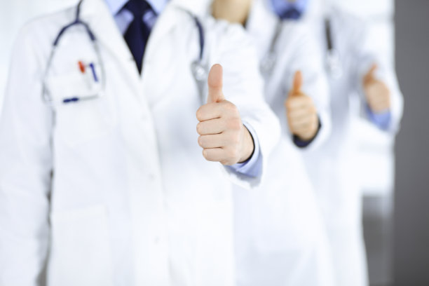 一群不知名的医生在医院办公室里站成一个团队，竖起大拇指。医生随时准备检查和帮助病人。医疗帮助，医疗保险，最佳疾病治疗和医学理念图片下载