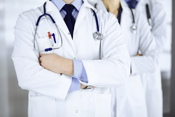 一群现代医生抱着听诊器站在医院办公室里。医生随时准备检查和帮助病人。医疗帮助，医疗保险，最佳疾病治疗和医学理念图片下载