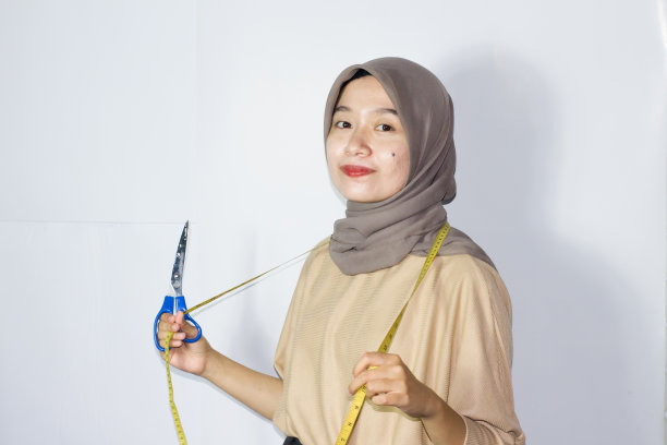 画像年轻的头巾妇女时装设计师图片下载