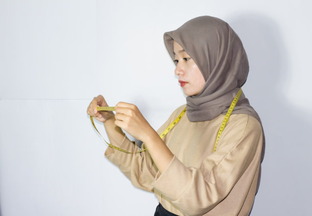 画像年轻的头巾妇女时装设计师图片下载