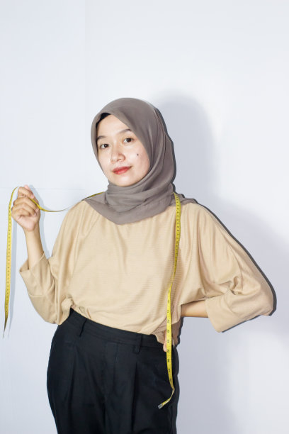 画像年轻的头巾妇女时装设计师图片下载