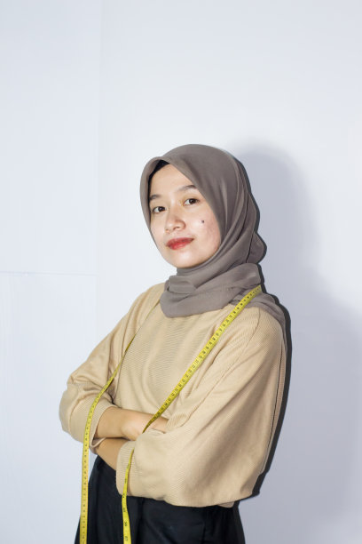 画像年轻的头巾妇女时装设计师图片下载