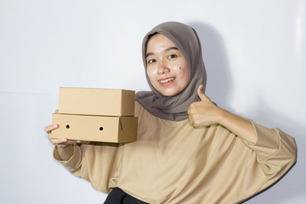 亚洲妇女与礼品盒，快乐微笑的女孩手持惊喜礼物的肖像图片下载