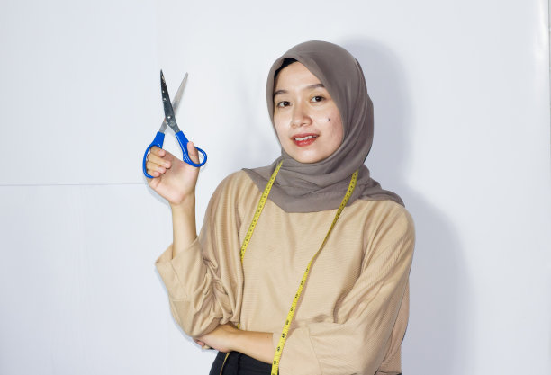 画像年轻的头巾妇女时装设计师图片下载