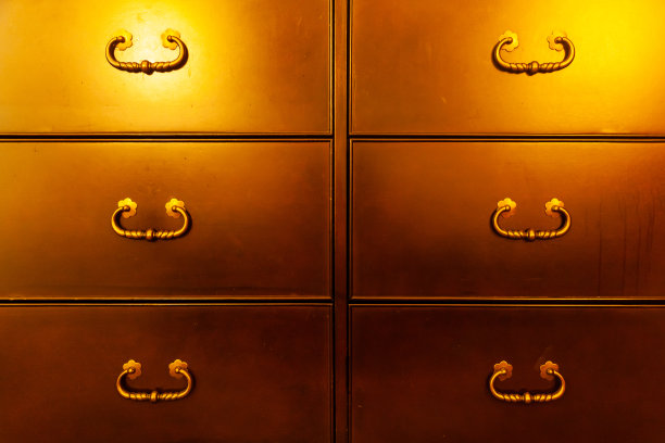 铜金色的抽屉柜，古董把手，特写。图片下载