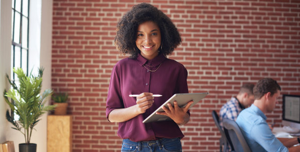 网页设计，规划和肖像的黑人妇女用平板电脑写一个时间表，议程或想法。商业，创意和非洲设计师与通信和在线图形技术图片下载