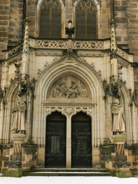 皮尔纳镇教堂的砂岩门，路德和梅兰希顿作为人物，耶稣的诞生作为浮雕图片下载