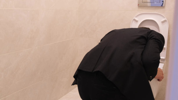 男性会出现中毒或疾病的症状，包括呕吐和腹痛图片下载