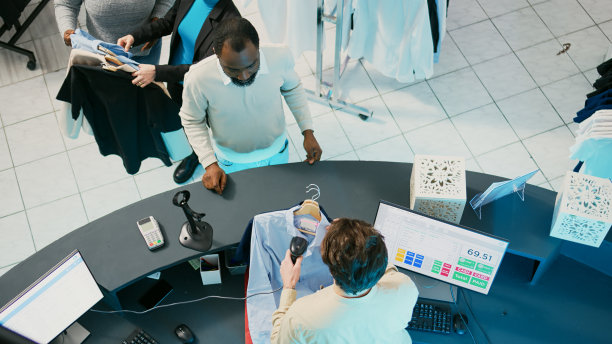 非裔美国人用卡片买衣服图片下载