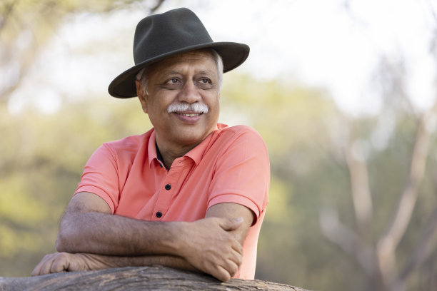 快乐的老人双臂交叉在公园里图片下载