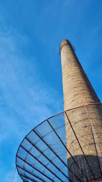 爱沙尼亚塔林，高耸的砖砌烟囱映衬着蓝天图片下载