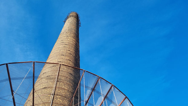 爱沙尼亚塔林，高耸的砖砌烟囱映衬着蓝天图片下载