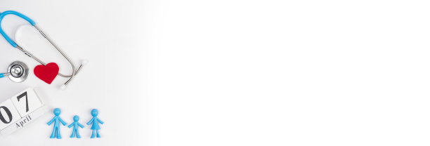 浅颜色的日历和人物背景上有心形的Stetascope。医学的概念，治愈，健康。世界卫生日。图片下载
