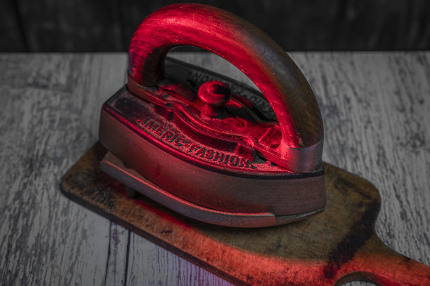 旧的金属铁器放在旧的蓝色木桌子上，还有砧板图片下载