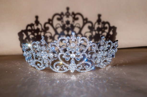 皇家钻石冠冕与阴影躺在桌子上图片下载