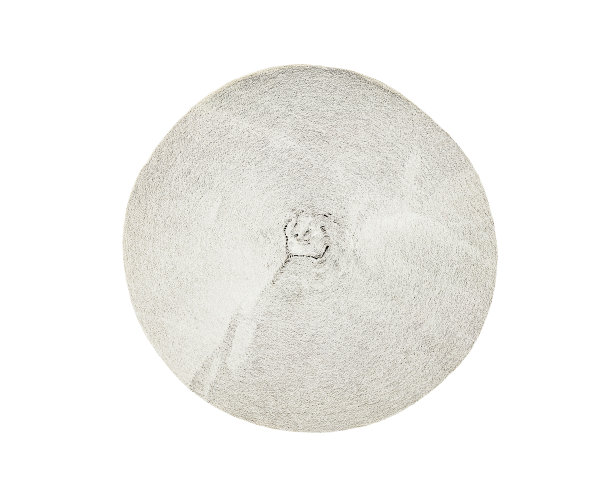 粗糙的灰色厕纸，卷端面，隔离在白色背景上，有裁剪路径图片下载