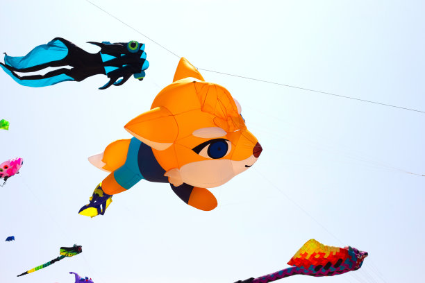 2023年2月27日“2023年芭堤雅国际沙滩风筝”五彩缤纷的风筝在天空中令人眼花缭乱。许多游客喜欢放风筝和仰望天空。芭堤雅海滩，春武里，泰国。图片下载