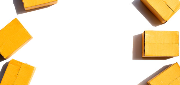 白色底色的棕色纸板箱。图片下载