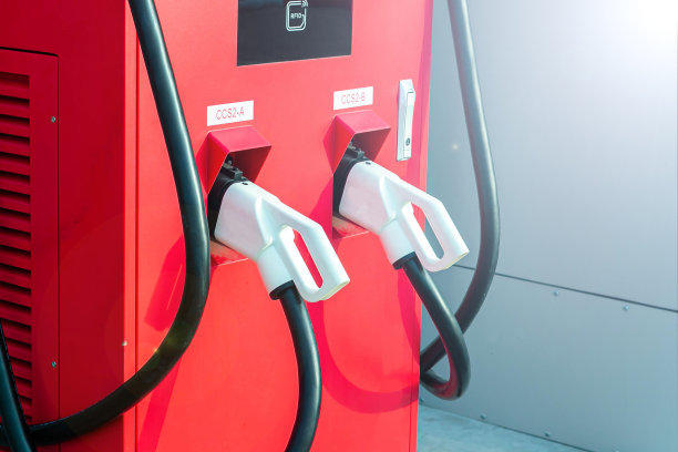 电动汽车充电站，为电动汽车电池充电。电动汽车插头。电动汽车充电器。停车场。未来的运输技术。图片下载