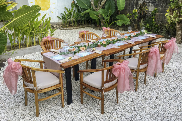 印度尼西亚风格的婚礼餐桌装饰在热带花园的户外。图片下载