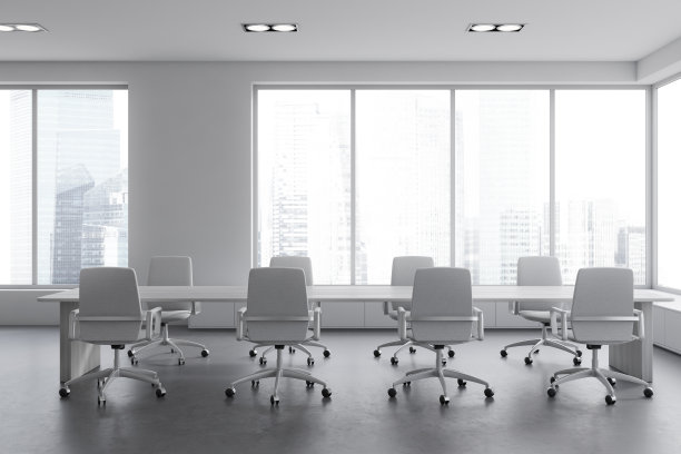 明亮的会议室内部有桌子和全景窗图片下载